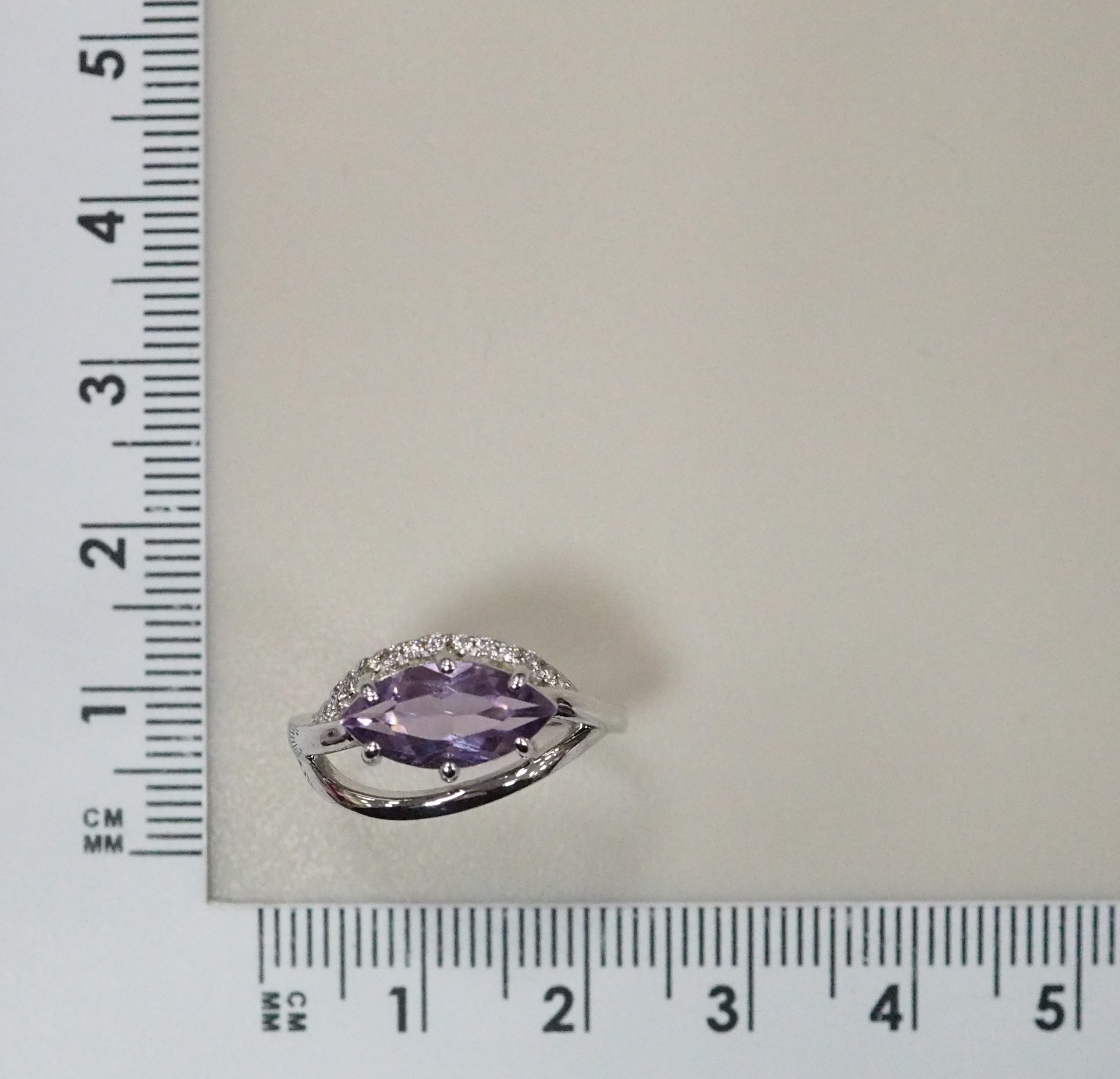 Серебряное кольцо 925 пробы; вставки 1 Аметист природн.; Россыпь фианит бесцв.;